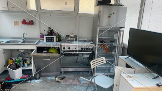 Tragedia sfiorataEsplosione in un’abitazione di Catanzaro per una fuga di gas, due persone ferite