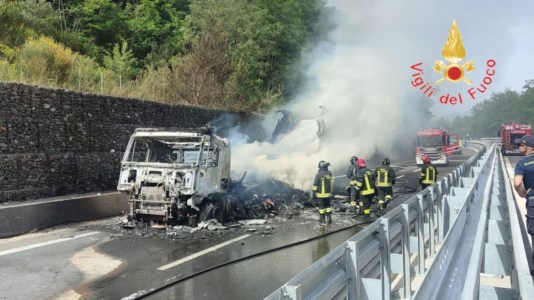 Paura in autostradaCamion in fiamme sull’A2 all’altezza di Rogliano: traffico bloccato e code chilometriche