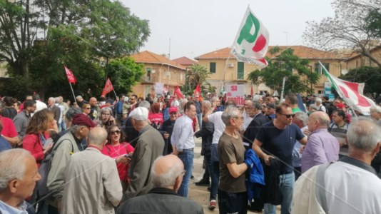 La protestaNo al Ponte sullo Stretto, a Villa San Giovanni in migliaia alla manifestazione: «Opera dannosa e inutile» - LIVE