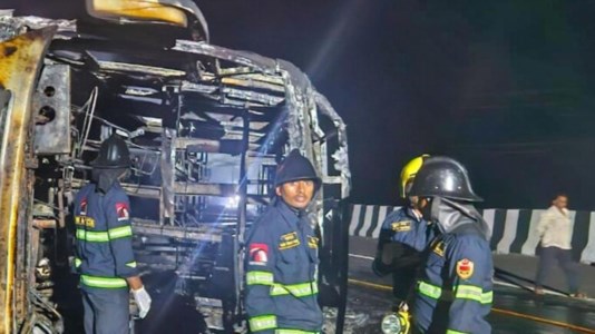 Fuoco assassinoTragico incidente in India, in fiamme autobus con 60 persone a bordo: otto morti e oltre 20 feriti