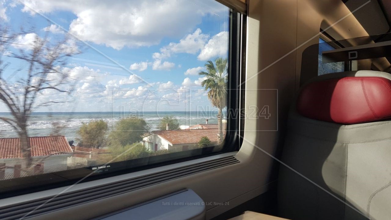 La costa calabrese vista da un treno veloce