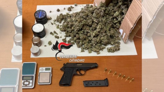 Controlli del territorioTrovato con una pistola clandestina e droga dai carabinieri: arrestato un 22enne nel Catanzarese