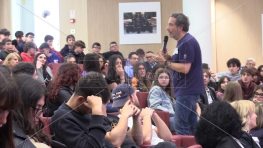 L’iniziativaRispetto per l’ambiente e scelte consapevoli, il geologo e conduttore televisivo Mario Tozzi incontra gli studenti catanzaresi