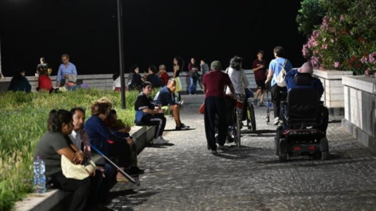 Notte in strada ai Campi Flegrei (foto Ansa)