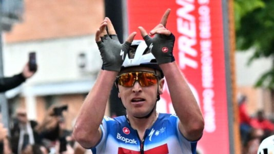 CiclismoGiro d’Italia, a Padova vince Merlier al fotofinish: beffato Milan. Pogacar resta in maglia rosa