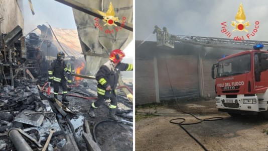 Il rogoIncendio a Petilia Policastro, in fiamme un capannone adibito a deposito di legname: non si esclude la matrice dolosa
