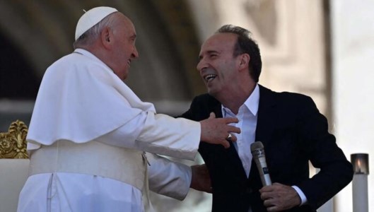 Giornata dei bambiniBenigni bacia il Papa, poi lo show: «Alle prossime elezioni ci presentiamo insieme con un campo largo»
