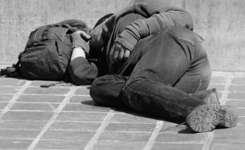 L’aggressioneLegano e massacrano di botte un senzatetto per poi filmare le violenze con il telefonino: denunciati sei ragazzi nel Vibonese