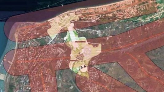L’area in rosso rappresenta la zona di non edificabilità, quella in bianco i cantieri per la realizzazione del Ponte