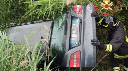 Tragedia sfiorataIncidente a Lattarico, auto finisce fuori strada e rimane bloccata in un fossato: 2 feriti, uno trasferito in elisoccorso