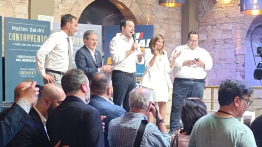 Verso il votoIl firmacopie di Salvini a Cosenza galvanizza i leghisti calabresi che sognano il sorpasso su Forza Italia