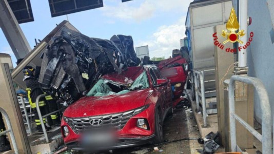 La tragediaIncidente al casello autostradale, tre morti e cinque feriti sull’A12 nel Livornese