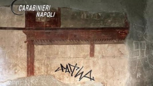 Opere d’arte danneggiateScavi di Ercolano, turista olandese sfregia la parete di una domus con un pennarello indelebile. Il ministro Sangiuliano: «Ora paghi»