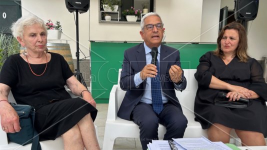 La conferenza stampaRende, l’ex sindaco Manna torna sullo scioglimento del Comune: «Se mi ricandiderò? Siamo vivi e combattivi»