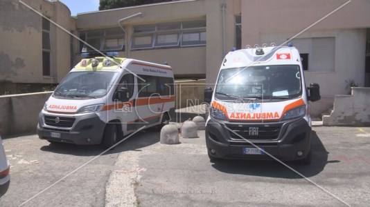 Sanità dei paradossiNuove di zecca ma parcheggiate, venti delle sessanta ambulanze acquistate dall’Asp di Cosenza ferme perché senza airbag