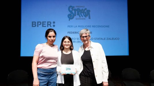 Il riconoscimentoAlla 16enne calabrese Federica Pitone il premio Strega giovani per la migliore recensione di un romanzo