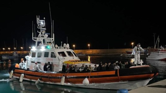 Popoli in fugaMigranti, altri due sbarchi in poche ore al porto di Roccella: soccorse 142 persone, una ventina sono minori