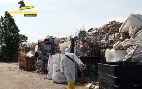Controlli a tappetoDiscariche abusive di rifiuti pericolosi nel Lametino, sequestrati falegnameria e opificio industriale