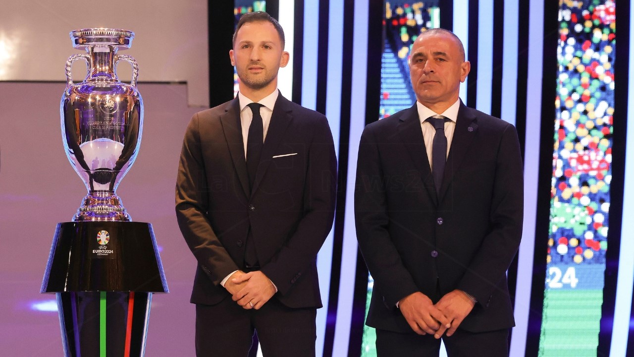Domenico Tedesco e Francesco Calzona in posa di fianco alla Coppa di Euro 2024