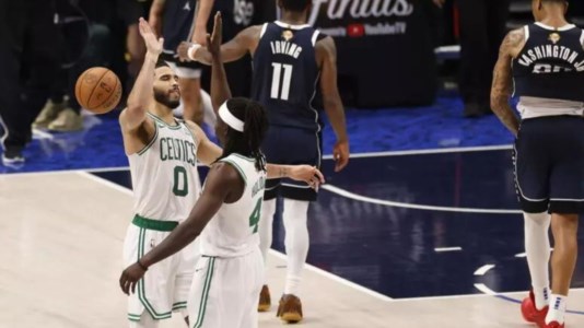 La festa dei Boston Celtics dopo la vittoria in gara 3