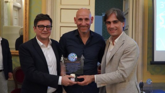 Il riconoscimentoAll’ex attaccante Possanzini il premio “Stefano Viola”, il sindaco Falcomatà: «Eroe di una Reggina da serie A»