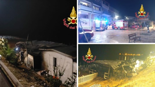 Fuoco nella notteIncendio a Isola Capo Rizzuto, le fiamme avvolgono un lido balneare: si indaga sulle cause del rogo