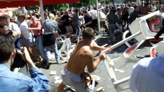 Europeo violentoSerbia-Inghilterra, scontri tra tifosi a Gelsenkirchen fuori dallo stadio: due feriti gravi colpiti alla testa