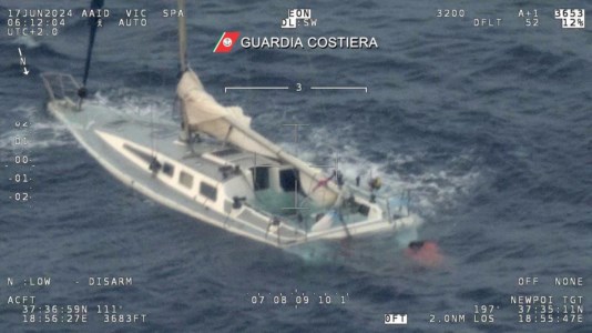 Ennesimo drammaMigranti, gli 11 superstiti portati a Roccella raccontano di un’esplosione sulla barca affondata sulla rotta turca: 50 dispersi