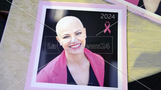 Gesto solidaleA Paola “Un taglio netto” contro il cancro, donne donano i propri capelli per realizzare parrucche per pazienti oncologici