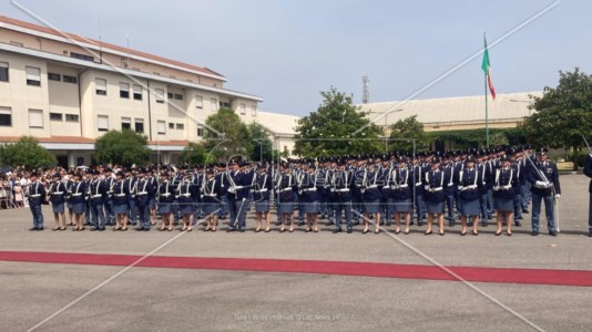 Momento solenneA Vibo 187 nuovi poliziotti: emozione e senso del dovere nella cerimonia del giuramento alla Scuola di polizia