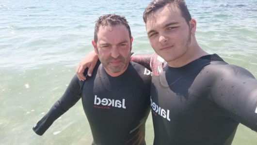 La sfidaSenza braccia dopo un incidente sul lavoro, Andrea Lanari attraverserà lo Stretto di Messina a nuoto con il figlio