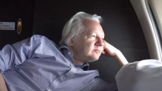 La decisioneJulian Assange si dichiara colpevole, ora è un uomo libero. Non potrà tornare negli Stati Uniti senza autorizzazione
