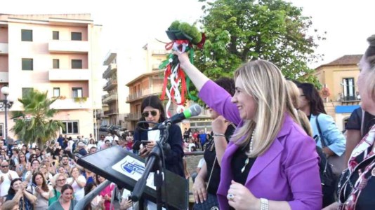 Comizio di ringraziamentoGioia Tauro, Simona Scarcella: «Sarò la mamma di questa città». E tende una mano all’opposizione: «Per il bene comune»