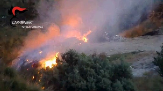 Le indaginiReggio Calabria, rifiuti scaricati abusivamente e dati alle fiamme: cinque misure cautelari