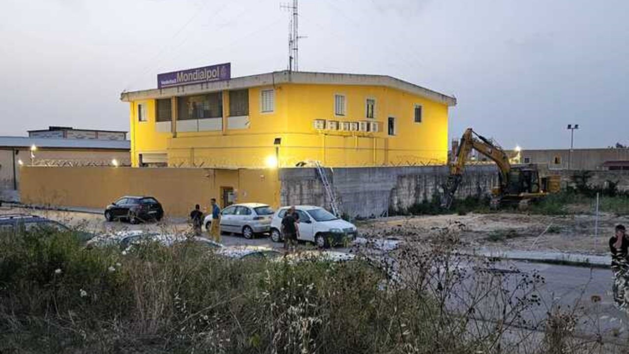 La sede della Mondialpol a Sassari subito dopo l’assalto (foto Ansa)