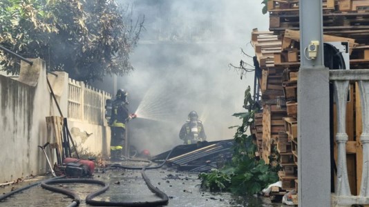 Attimi di pauraReggio Calabria, vasto incendio in un capannone nel quartiere Spirito Santo: 40 famiglie evacuate