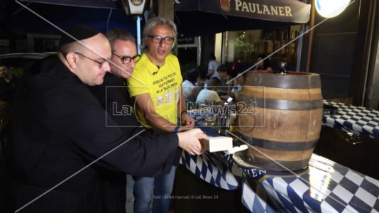 L&rsquo;oro dei fratiPaola, la birra del santo comincia a scorrere: aperta la prima botte in vista dell’evento del 18 agosto