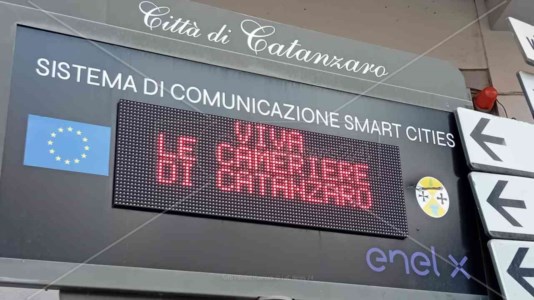 Botta e risposta“Viva le cameriere di Catanzaro”: il messaggio del Comune in tutta la città. E Feltri si scusa con Fiorita