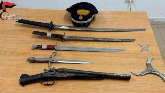 Controlli dell’ArmaStelle ninja, spade giapponesi e fucili: un arsenale nascosto in un armadio. A Reggio Calabria denunciato un 36enne
