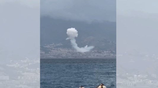 L’incidenteEsplosione in una fabbrica di fuochi d’artificio a Messina: il boato e la colonna di fumo vista da Reggio