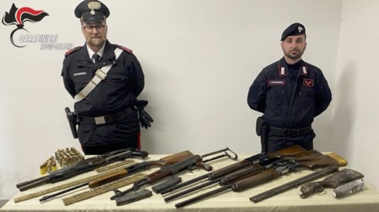 L’operazioneReggio, armi da guerra trovate in un terreno e sequestrate dai carabinieri