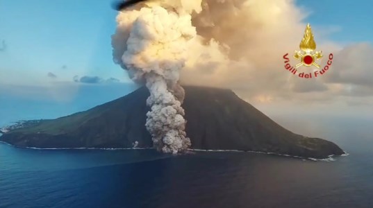 Vulcani in attivitàIl risveglio di Stromboli ed Etna: allerta rossa alle Eolie, aeroporto di Catania chiuso per la cenere