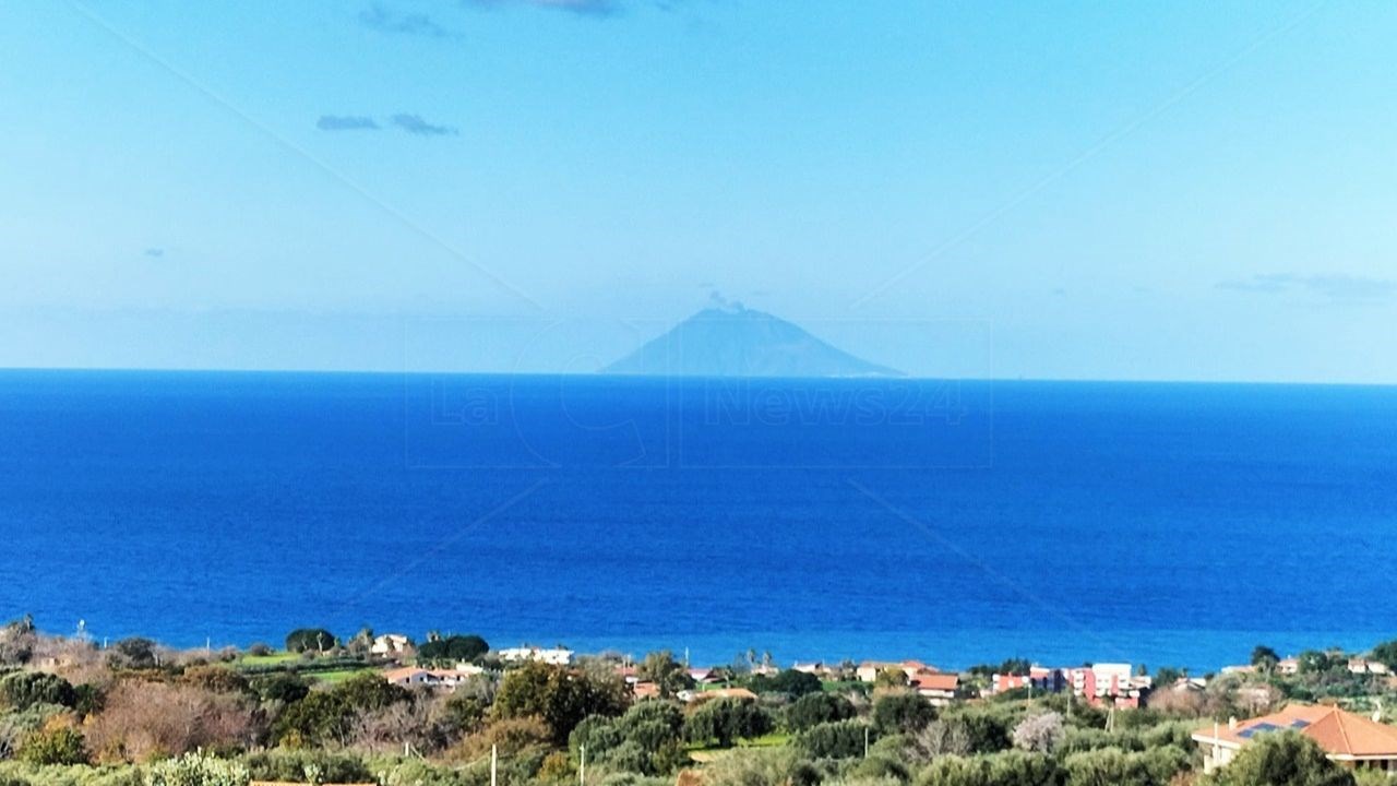 Lo Stromboli visto dalla costa vibonese