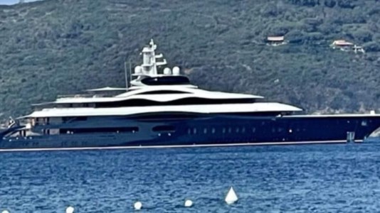 Nel BelpaeseVacanze in Italia per Mark Zuckerberg: lo yacht di 118 metri del patron di Facebook attraccato al porto di Castellammare di Stabia