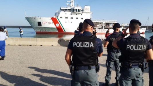 Popoli in fugaMigranti, motovedetta della Capitaneria soccorre 65 persone al largo di Crotone