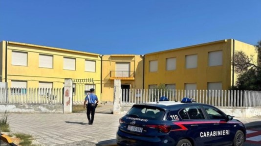 Vandali in azioneSan Ferdinando, danni alla scuola elementare Carretta: denunciati quattro minori