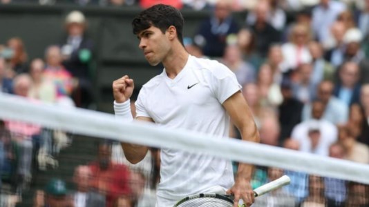 TennisAlcaraz batte Medvedev e vola in finale a Wimbledon: potrebbe scontrarsi con l‘italiano Musetti