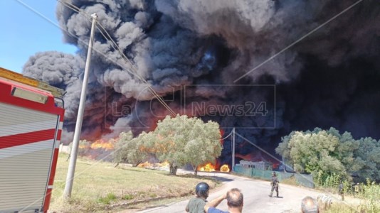 Attimi di pauraGrosso incendio a Palmi, in fiamme un sito per la raccolta differenziata: paura per i fumi tossici
