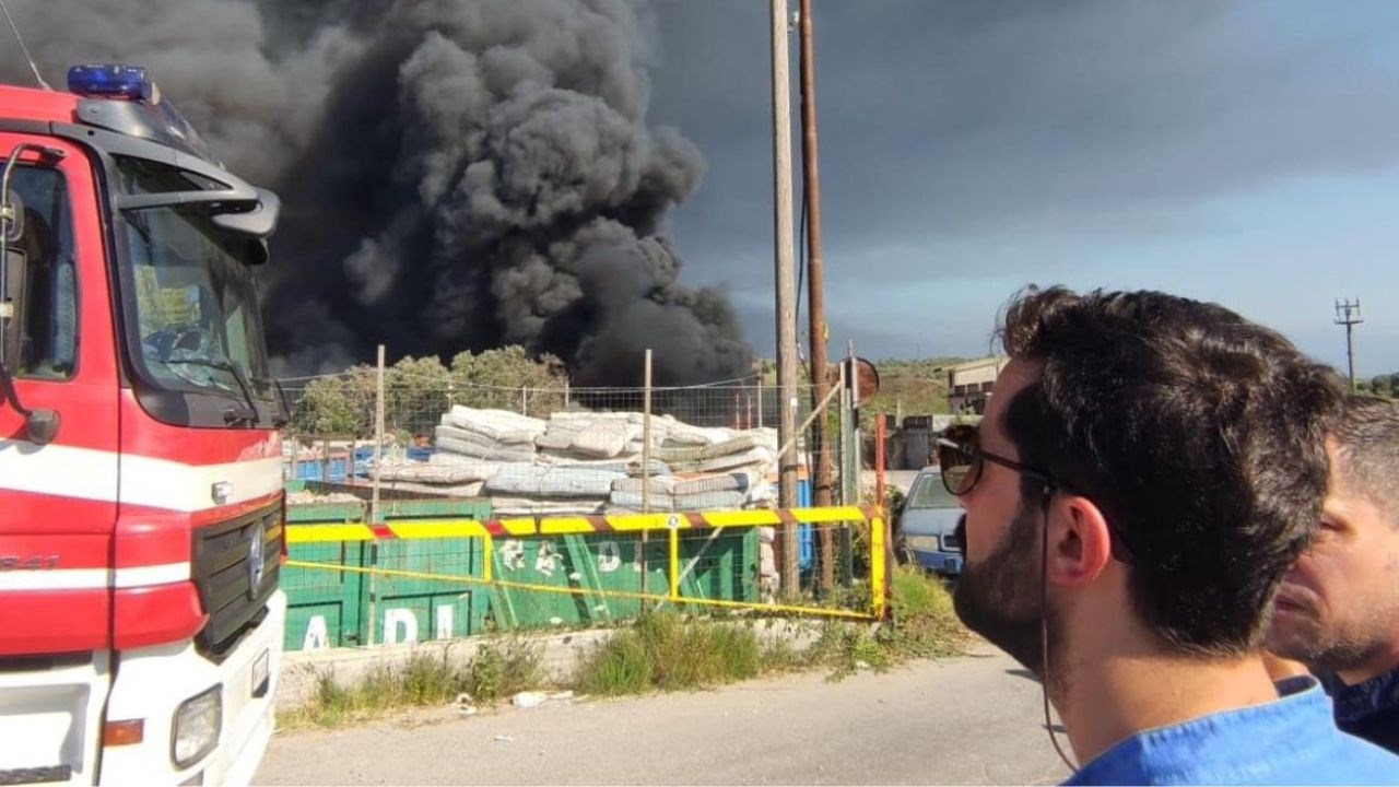 Il sindaco di Palmi Giuseppe Ranuccio sul luogo dell’incendio