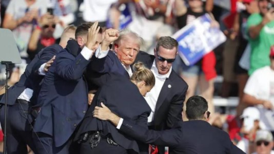 Attimi di panicoSpari contro Trump durante un comizio in Pennsylvania: l’ex presidente degli Usa ferito a un orecchio, ucciso l’attentatore
